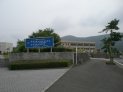 大学の入り口前